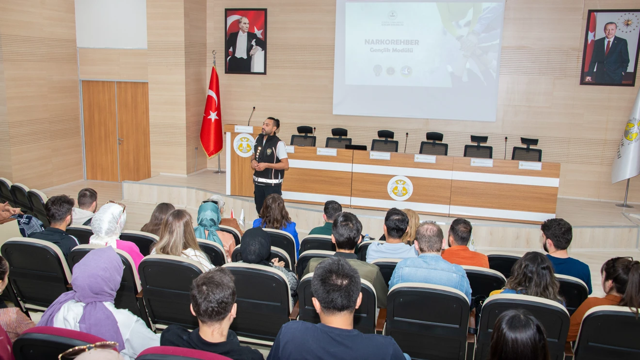 Selçuk Üniversitesinde Narko Tır ve Bağımlılıkla Mücadele Konferansı düzenlendi